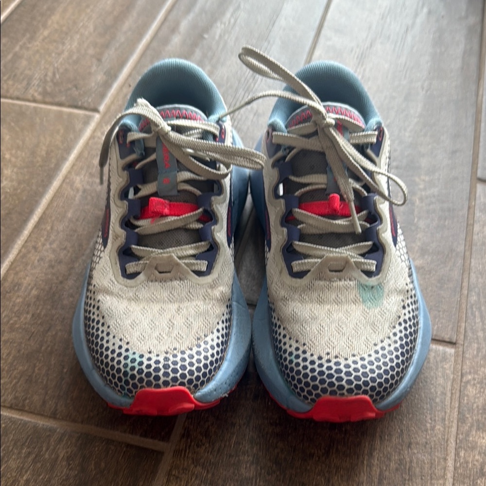 Brooks trail size 6Athletic Shoes - Gray and Red